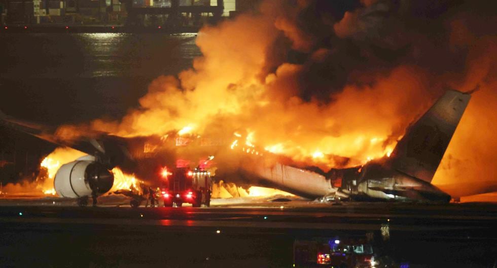 Un avión de pasajeros de Japan Airlines (JAL) estalla en llamas en la pista del aeropuerto de Haneda en Tokio, Japón, el 2 de enero de 2024, después de su aterrizaje. (EFE/EPA/JIJI PRESS).