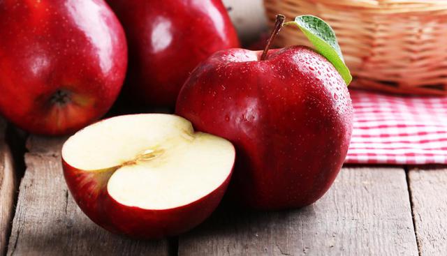 Manzanas. Cada manzana está compuesta de 5 gramos de fibra y pectina, un quemador de grasa natural. Además, son bajas en azúcar lo que hace que consumas menos calorías. Comer una manzana al día te ayuda a mantener tu peso y a estar saludable. (Foto: Shutterstock)