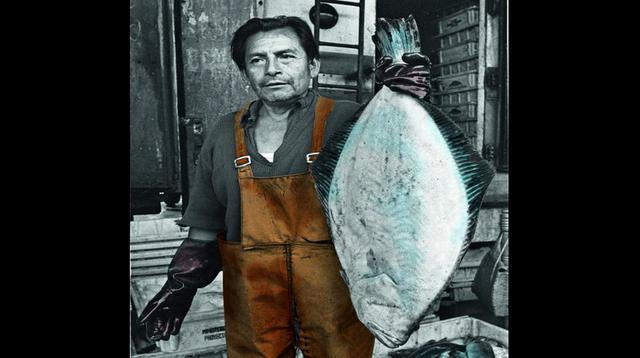 Un vendedor de pescado del mercado mayorista de La Parada sostiene un impresionante ejemplar de lenguado, tal como registró la sección Economía de EL COMERCIO en mayo de 1984.