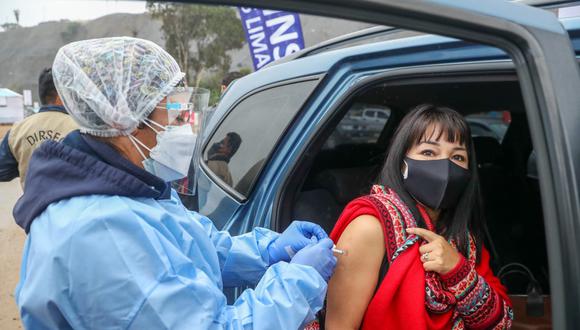 La presidenta del Congreso de la República, Mirtha Vásquez, recibió la primera dosis en el 'vacunacar' de la playa Agua Dulce, en Chorrillos. (Foto: Congreso de la República)