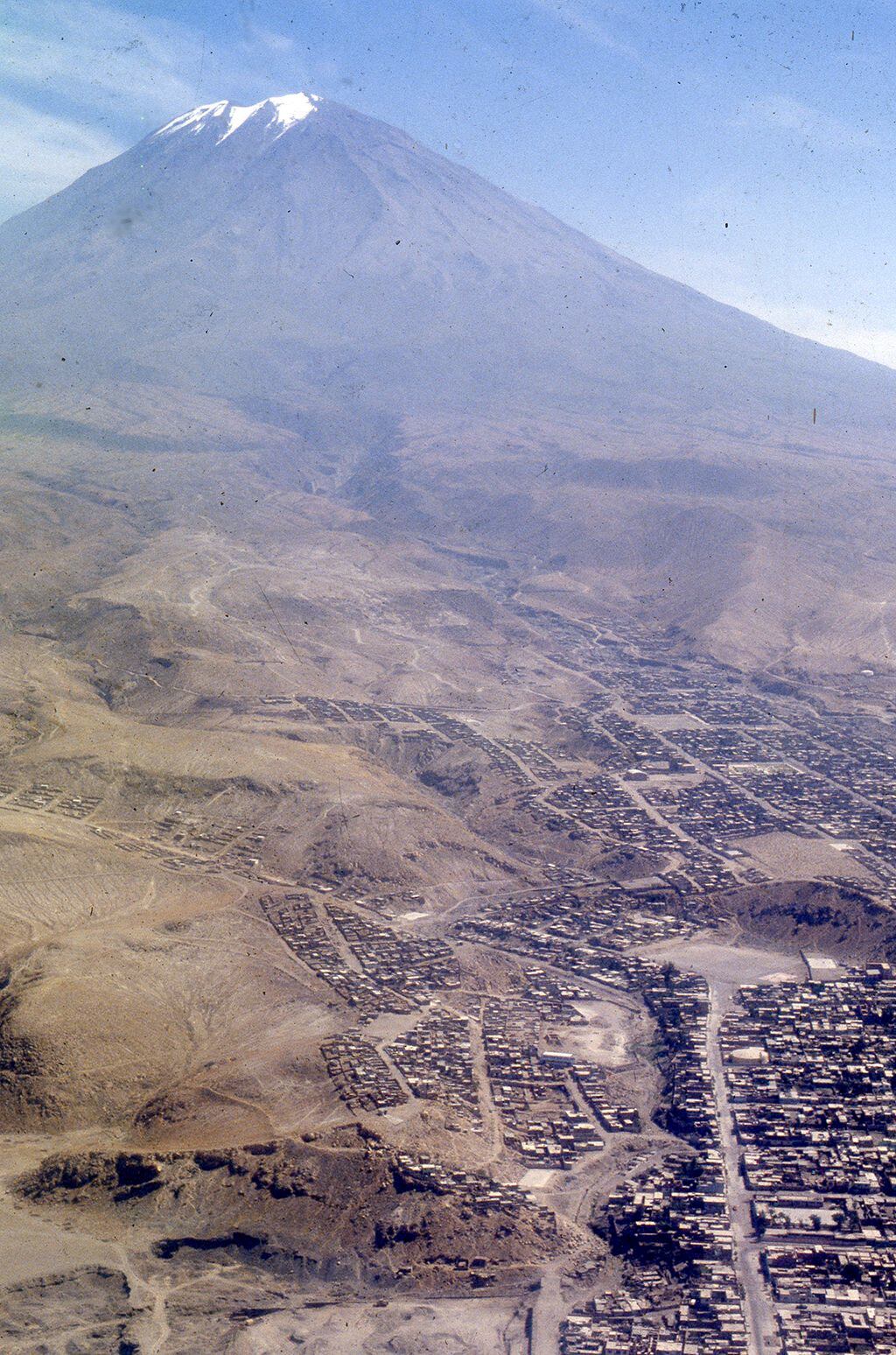 Postal del volcán arequipeño en los años 90. (Foto: GEC Archivo Histórico)