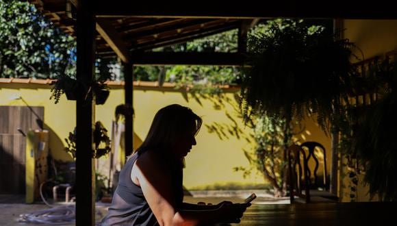 "Me espantó el número de reproducciones", dijo Christiane C., cuya hija de 10 años y una amiga subieron un video de ellas mismas en el que aparecen jugando en una piscina. (María Magdalena Arrellaga para The New York Times).