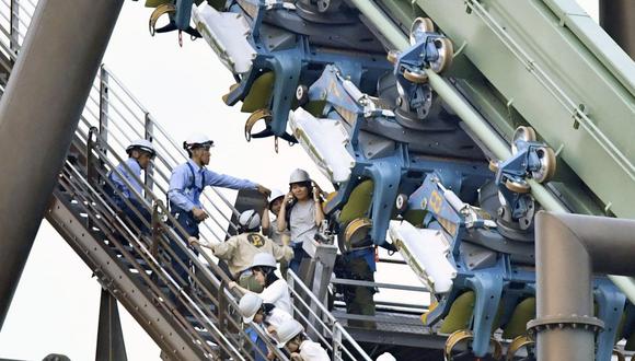 Japón: Montaña rusa deja 64 pasajeros suspendidos en el aire en Osaka. (AP).