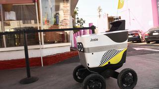 Un robot de delivery de Uber interrumpió una presunta escena del crimen en Los Angeles | VIDEO