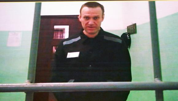 El opositor ruso encarcelado Alexei Navalny se ve en una pantalla a través de un enlace de video desde su colonia penal. (Foto de Natalia KOLESNIKOVA / AFP)