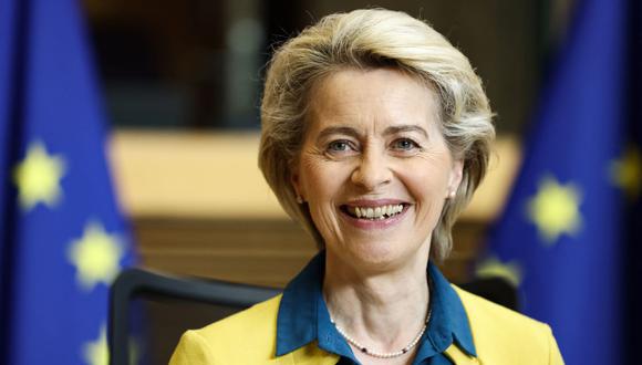 La presidenta de la Comisión Europea, Ursula von der Leyen, reacciona a su llegada a la reunión semanal en Bruselas el 17 de junio de 2022. (KENZO TRIBOUILLARD / AFP).