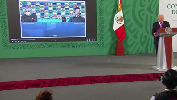 Imagen del presidente de México, Andrés Manuel López Obrador (AMLO), presentando el video de Cristiano Ronaldo durante una conferencia de prensa de la Eurocopa. (Captura de video/YouTube).