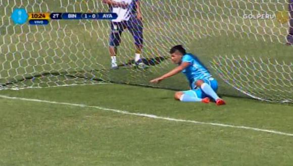 Héctor Zeta, jugador de Binacional, falló un gol insólito en el choque ante Ayacucho FC, por la novena jornada del Torneo Apertura. Su acción se ha viralizado a través de YouTube. (Foto: captura de video)