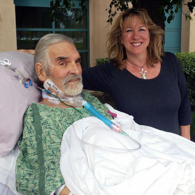 Esta fue la primera vez que Tom salió a tomar el aire tras comenzar la terapia. A su lado Steffanie, sonriendo.