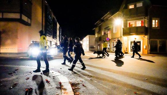 Los agentes de policía acordonan el lugar donde un hombre armado con un arco Y flechas mató a varias personasen la ciudad de Kongsberg, en Noruega. (HÅKON MOSVOLD LARSEN / NTB / AFP).