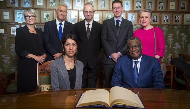 Nadia Murad y Denis Mukwege posan para una foto con el comité del Premio Nobel de la Paz de Noruega: Anne Enger, Thorbjorn Jagland, Henrik Syse , Asle Toje y Berit Reiss Andersen. (Foto: EFE)
