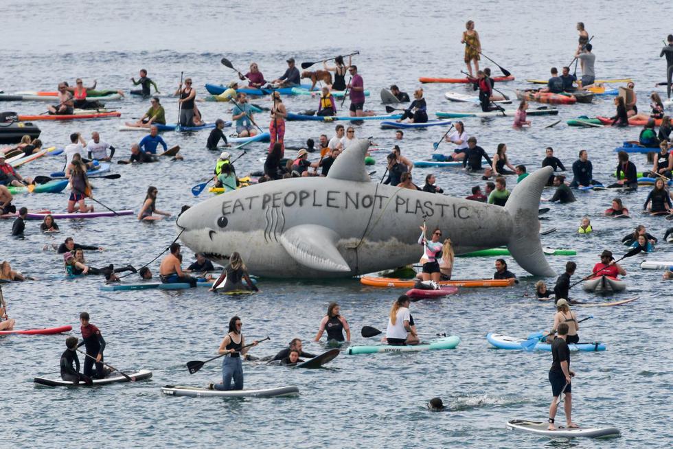 Cientos de manifestantes ambientales se dirigieron el sábado por la mañana a la costa de Cornualles en un intento por llamar la atención de los líderes mundiales y los medios de comunicación internacionales que han llegado al suroeste de Inglaterra para la cumbre del G7. (Texto: AP / Foto: Reuters).