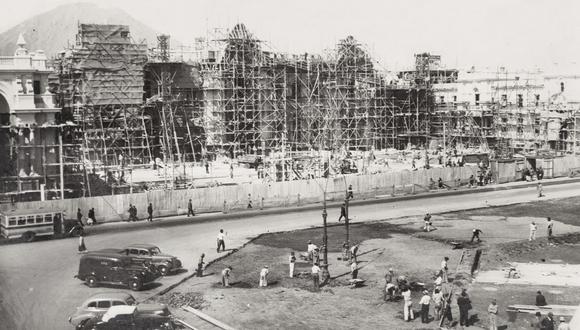Una vista desde lo alto hacia la construcción del Palacio de Gobierno en el año 1937. Esta construcción (la tercera a lo largo de su historia) es la que conservamos en la actualidad.