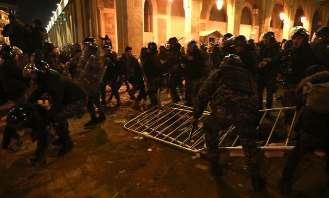 Nuevos enfrentamientos entre manifestantes libaneses y policías estallaron el domingo por la noche cerca del Parlamento en Beirut, después de que docenas de personas resultaran heridas en disturbios la noche anterior. (AFP)