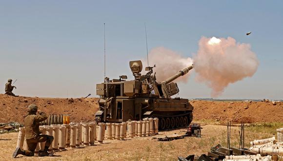 Soldados de Israel manipulando la artillería militar. (Foto: AFP)