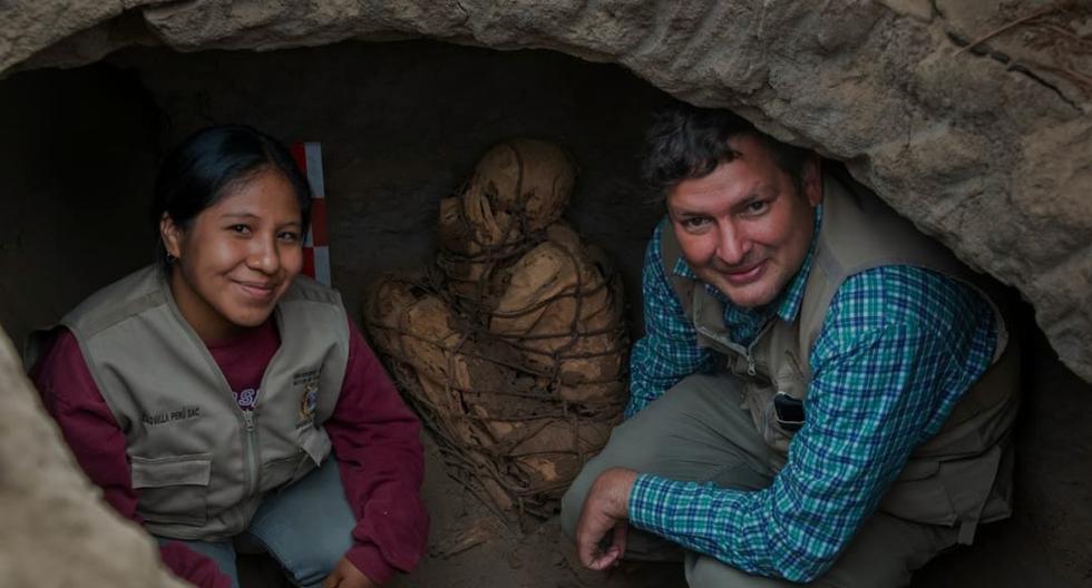 El equipo liderado por la arqueóloga Yomira Huamán Santillán y el Dr. Pieter Van Dalen Luna, ambos de la UNMSM, halló una momia preinca en buen estado de conservación en el Complejo Arqueológico de Cajamarquilla, en Lurigancho-Chosica, Lima Desde hace cinco años que no se explora en la zona. (Foto: Archivo personal)