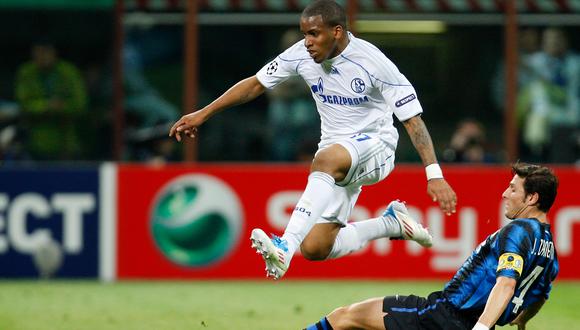 Jefferson Farfán supera a Javier Zanetti en aquel histórico partido. (Foto: AP).