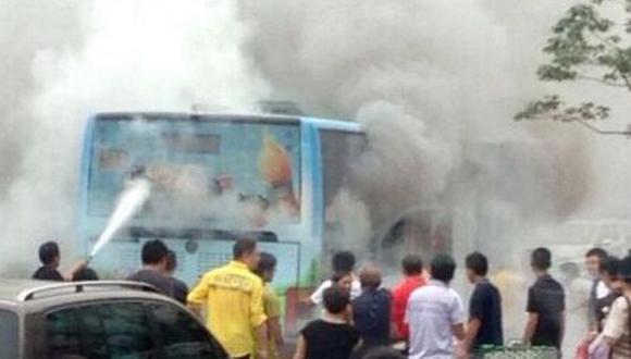 China: Sujeto prende fuego dentro de un bus con 80 pasajeros