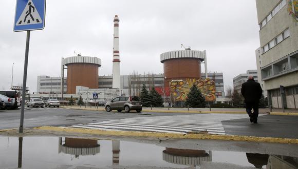 El complejo energético es operado por la empresa estatal Energoatom, que firmó un acuerdo para comprar suministros de combustible nuclear de Westinghouse, con sede en EE. UU., para aliviar su dependencia energética de Rusia. (Foto de ANATOLII STEPANOV / AFP)