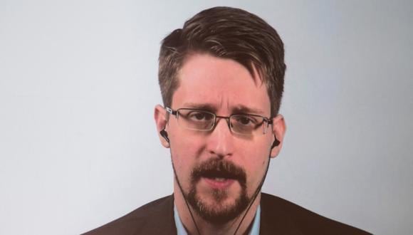 El ex empleado de la CIA y denunciante estadounidense Edward Snowden se muestra en una pantalla mientras habla durante una videoconferencia para presentar su libro titulado "Registro permanente" el 17 de septiembre de 2019 en Berlín. (Foto de J rg Carstensen / dpa / AFP)