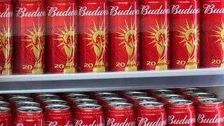 Qué hará la cervecería Budweiser con las latas de cerveza que no pudo vender en el Mundial Qatar 2022