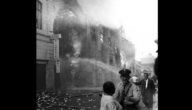 El incendio en el Mercado Central empezó muy temprano, debido a la explosión de una cocina en un restaurante. Ocurrió en el Cercado de Lima, el 29 de febrero de 1964. (Foto: Archivo Histórico El Comercio)