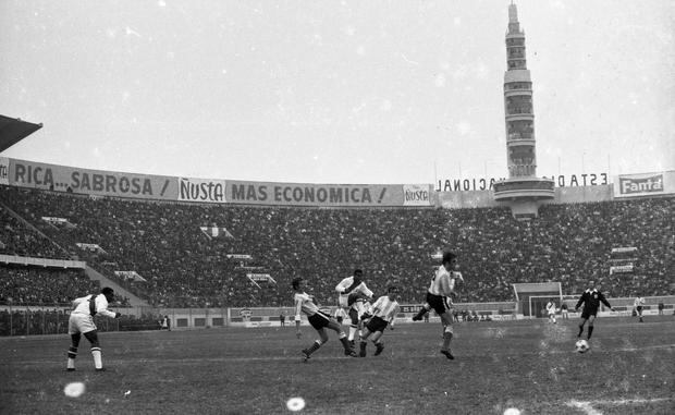 3 de agosto 1969. La Selección se enrumbaba a su primera clasificación por méritos propios, enfrentando a Argentina. FOTO: Archivo Histórico El Comercio. 

