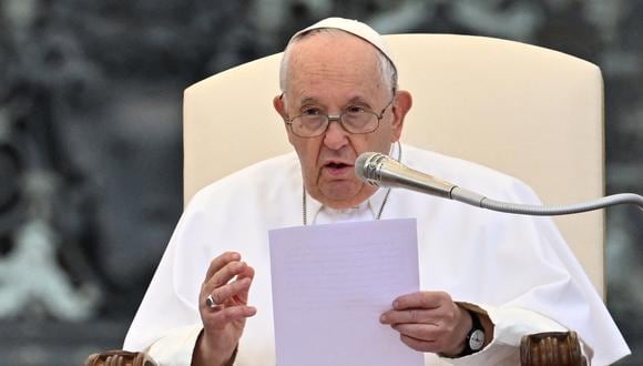 El Papa Francisco habla durante la audiencia general semanal el 10 de mayo de 2023 en la plaza de San Pedro en el Vaticano. (Foto de Filippo MONTEFORTE / AFP)