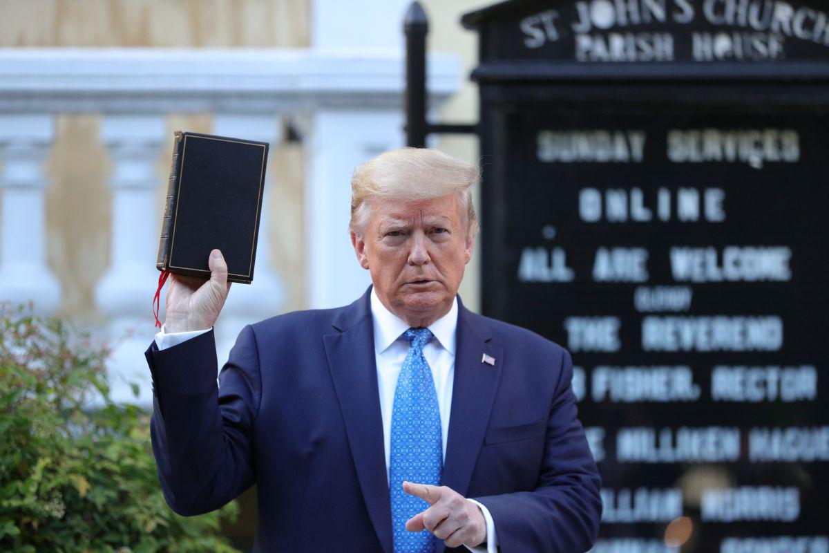 El presidente de los Estados Unidos, Donald Trump, sostiene una Biblia durante una oportunidad para tomar fotos frente a la iglesia St. John's Episcopal. (REUTERS/Tom Brenner).