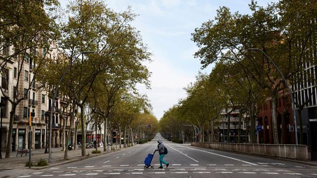 Los españoles inician este sábado su tercer fin de semana de confinamiento por la pandemia de COVID-19, que se prolongará al menos hasta el 11 de abril. En la imagen, la Gran Vía de Barcelona  (AFP).