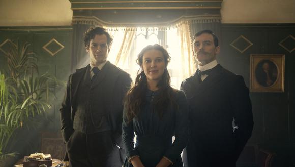 La familia Holmes conformada por Sherlock (Henry Cavill), Enola (Millie Bobby Brown) y Mycroft (Sam Claflin). (Foto: Alex Bailey/Netflix vía AP)