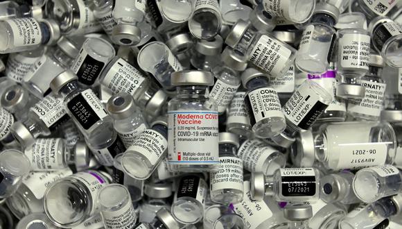 La imagen muestra viales de las vacunas de Moderna, Pfizer-BioNTech y AstraZeneca contra el COVID-19. (Christof STACHE / AFP)