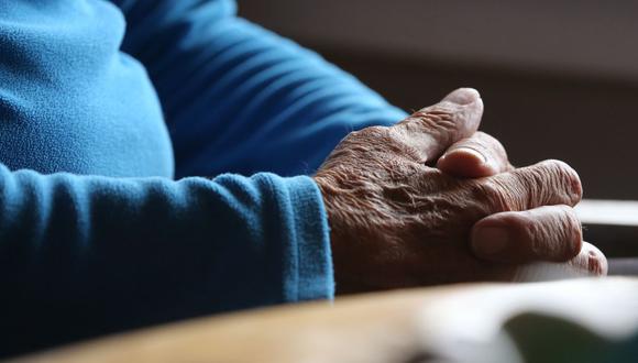 Las personas de mayor edad se ven afectadas con mayor frecuencia que los más jóvenes por un tremor. Pero no necesariamente se trata de un síntoma de la enfermedad de Parkinson. (Foto: Karl-Josef Hildenbrand/dpa)