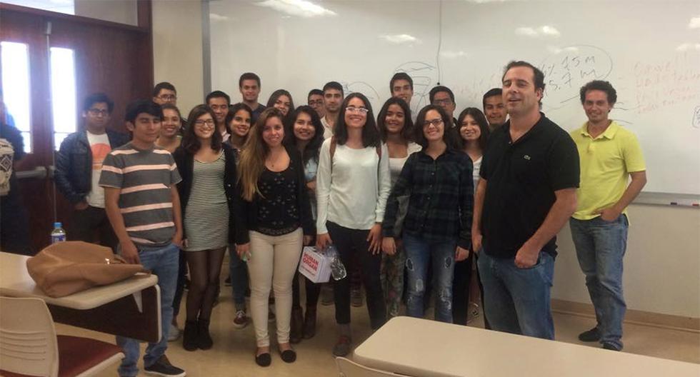 Aldo Mariátegui posando con los alumnos del curso. (Foto: Especialidad de Periodismo de la Universidad de Lima / Facebook)