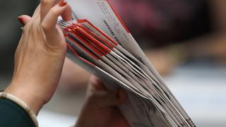 Cientos de votantes por correo en Florida denuncian papeletas con sobres ya sellados