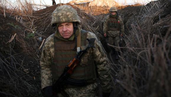 Fuerzas Militares de Ucrania se desplazan a lo largo de tramos en su posición en la línea del frente con los separatistas respaldados por Rusia, cerca de la aldea de Novognativka, región de Donetsk, el 21 de febrero de 2022. (Anatolii STEPANOV / AFP).