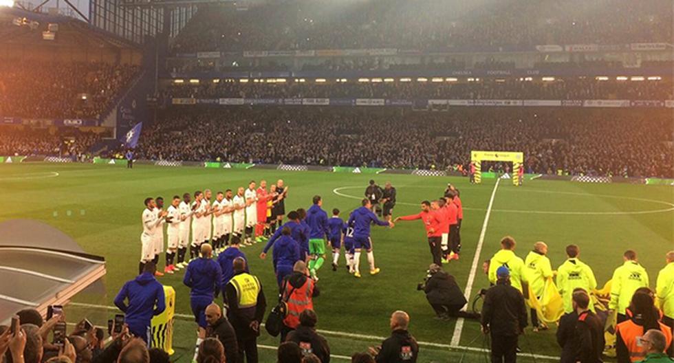 Como es costumbre en Europa, Chelsea recibió el homenaje de su rival de turno tras salir campeón de la Premier League. Watford siguió con la tradición. (Foto: Twitter)
