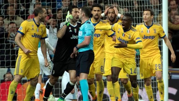 Gianluigi Buffon y sus compañeros lucieron descontrolados luego del penal a favor del Real Madrid. (Foto: AFP)