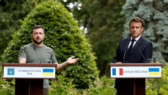 El presidente ucraniano Volodymyr Zelensky (L) y el francés Emmanuel Macron dan una conferencia de prensa en el Palacio Mariinsky en Kyiv, el 16 de junio de 2022. (Foto de Ludovic MARIN / PISCINA / AFP)