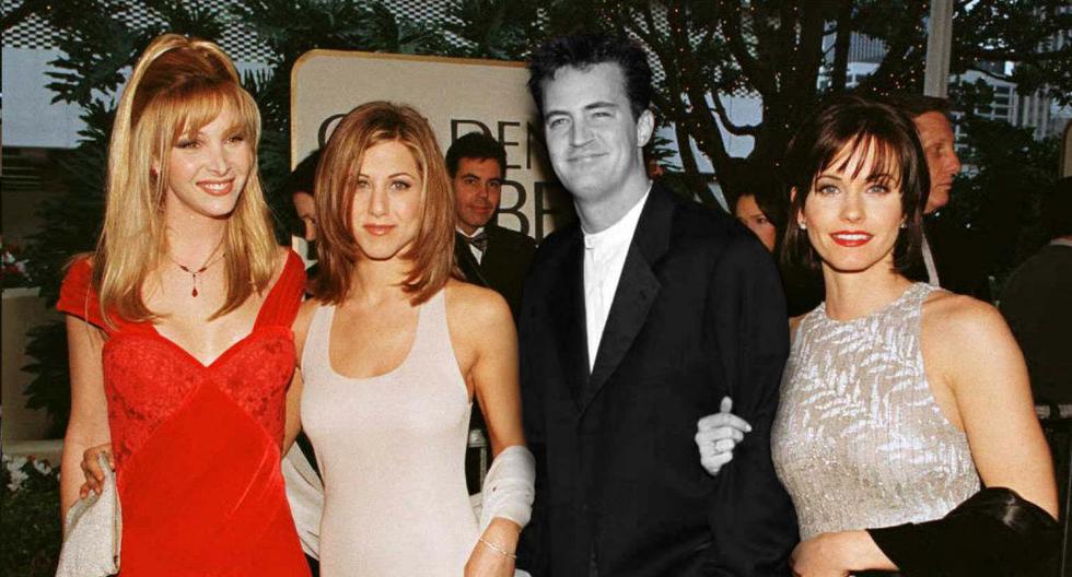 Al centro, Matthew Perry, actor de la serie "Friends". Lo rodean sus colegas de la misma producción Lisa Kudrow, Jennifer Aniston y Courteney Cox. El actor fue hallado muerto el sábado 28 de octubre.
