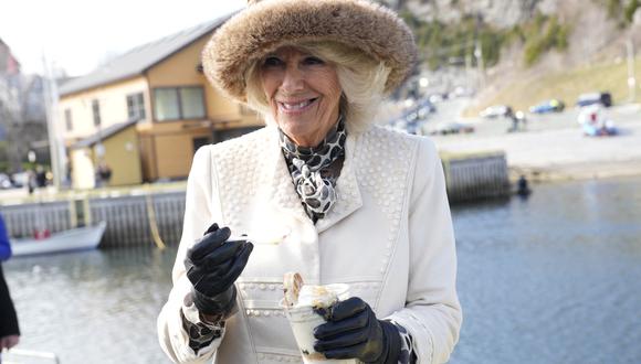 Camilla, duquesa de Cornualles, prueba un poco de helado en un muelle en Quidi Vidi Village, un pueblo de pescadores ubicado en el extremo este de St John's, durante su gira Canadian Royal, el 17 de mayo de 2022. (Foto de Paul Chiasson / PISCINA / AFP)