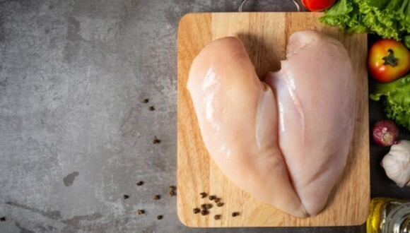 Conoce los errores más comunes al momento de cocinar pollo  (Foto: Freepik)