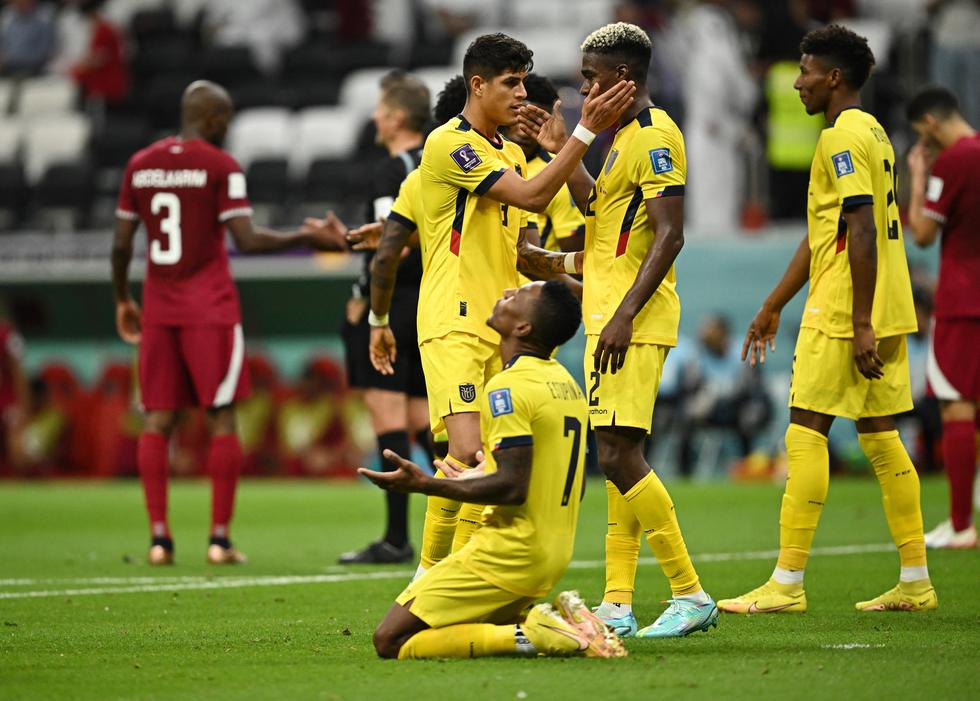 Piero Hincapie y Felix Torres de Ecuador celebran después del partido. (REUTERS/Dylan Martinez)
