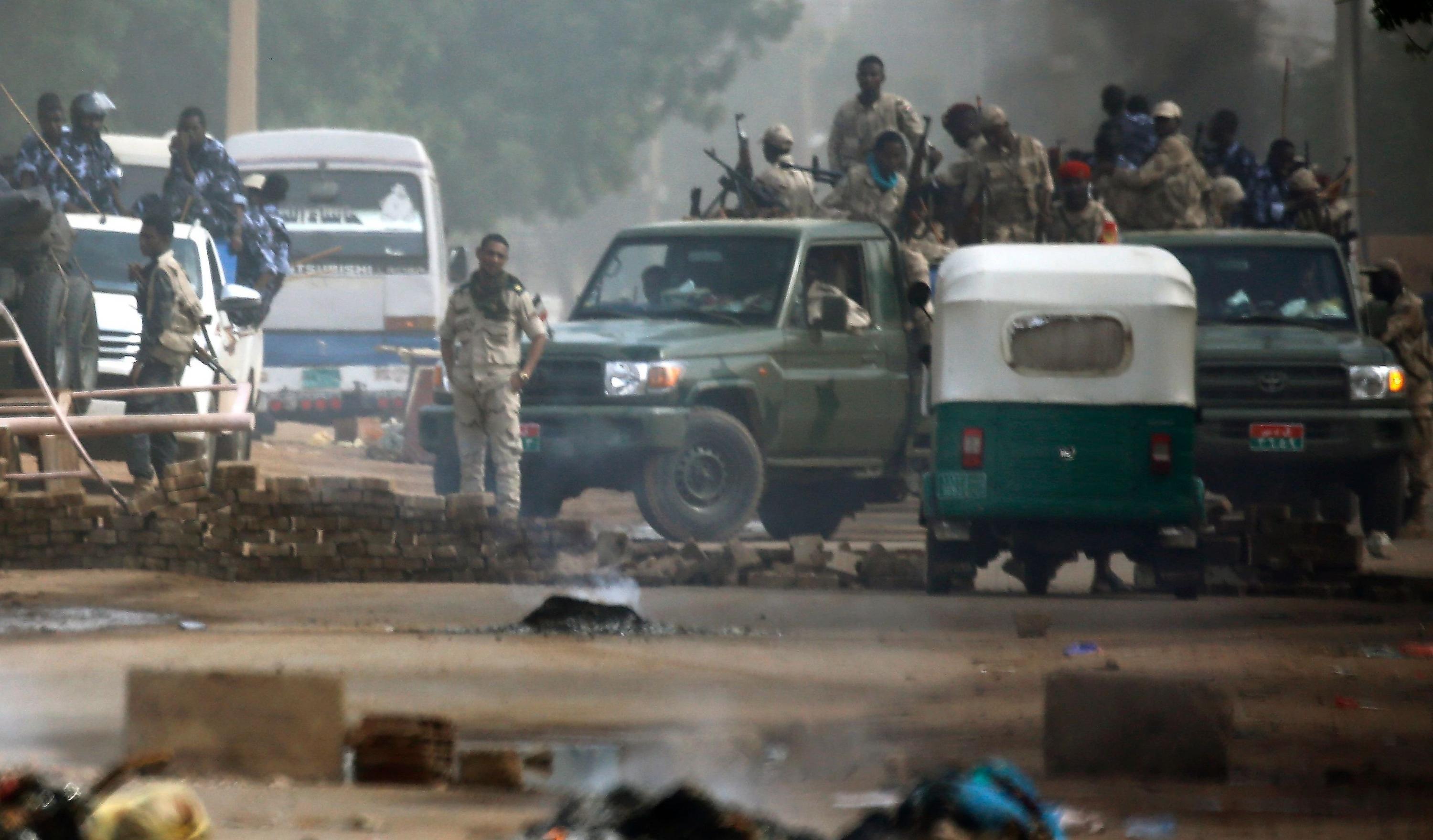 El Ejército de Sudán irrumpió a tiros por la mañana en la acampada opositora instalada en Jartum. (AFP).