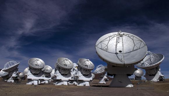 Vista de las antenas de radiotelescopio del proyecto ALMA en la meseta de Chajnantor, desierto de Atacama, a unos 1500 km al norte de Santiago de Chile, el 18 de mayo de 2022. (Foto: ALBERTO PENA / AFP)