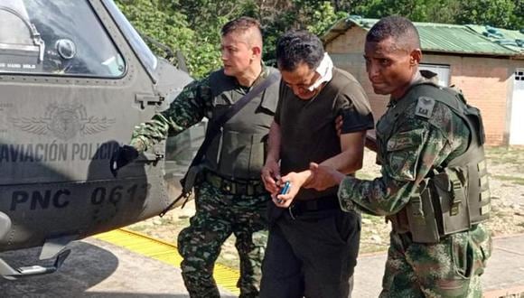 Soldados mientras trasladan a uno de los policías heridos durante un atentado hoy en Tibú (Colombia). EFE/Ejército II División