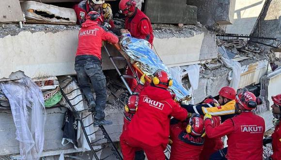 Los bomberos rescatan a una personas que estaba atrapada por un derrumbe tras el terremoto en Turquía. (Reuters).