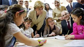 Angela Merkel visita a niños refugiados en Turquía