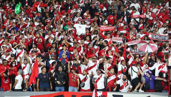Los hinchas de la selección peruana se retiraron molestos del estadio Centenario. Foto: @SeleccionPeru.