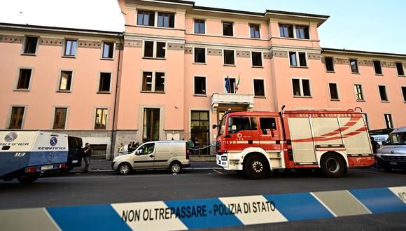 Un vehículo de bomberos está estacionado afuera de una casa de retiro después de que un incendio mató a seis residentes, en Milán el 7 de julio de 2023. (Foto de GABRIEL BOUYS / AFP)